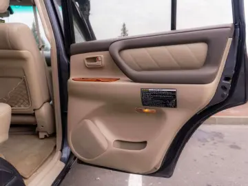 Toyota Land Cruiser V8_SaharaEdition