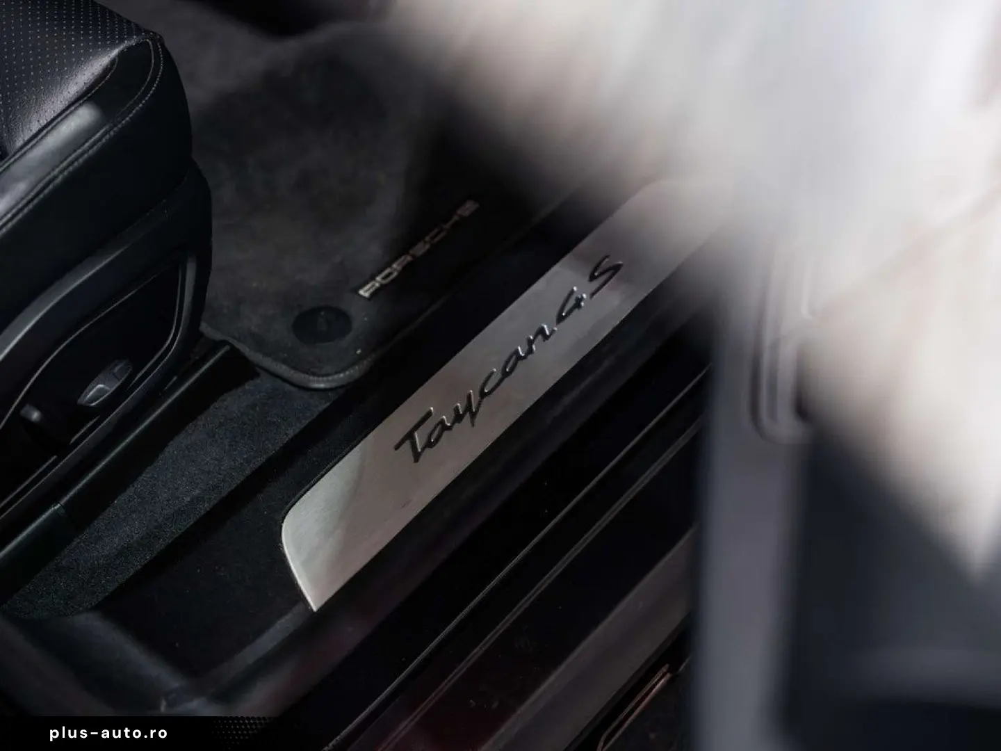 PORSCHE Taycan 4S Cross Turismo - Passenger Display - Sp