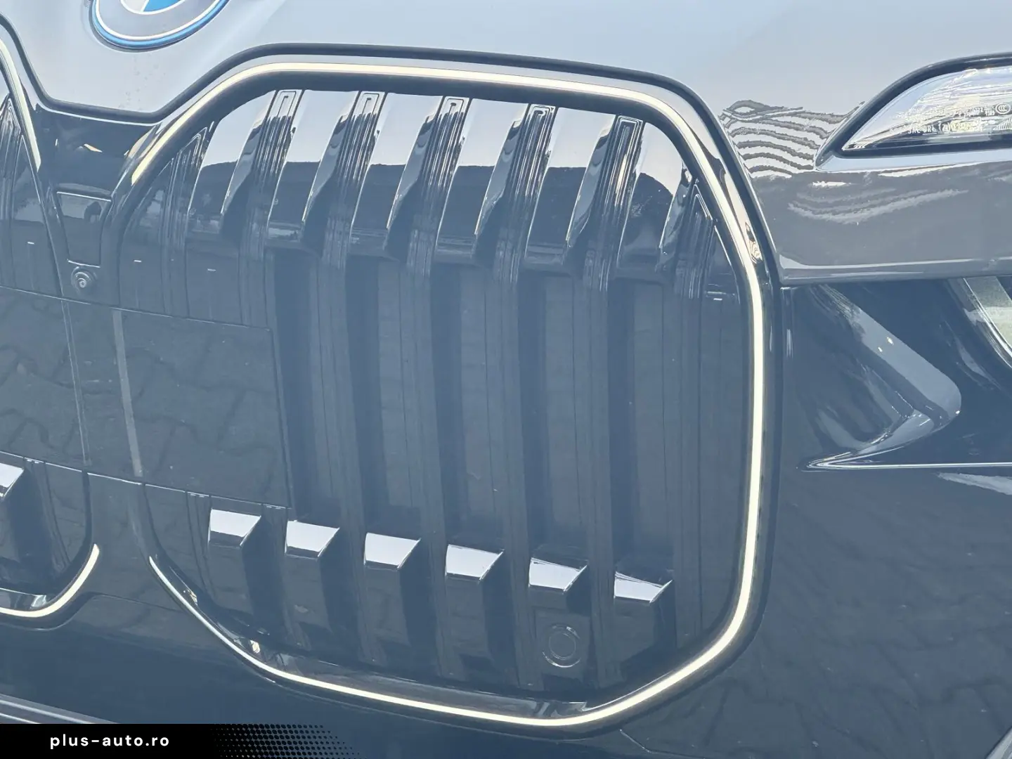 BMW 750e xDrive M Sport Pro TV Massage Lounge 21 B&W