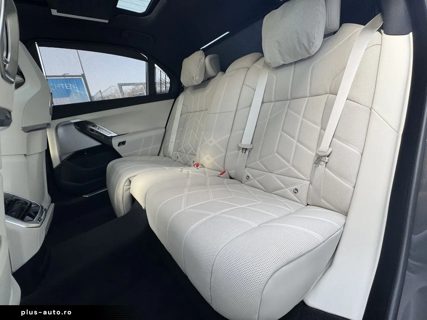 BMW 750e xDrive M Sport Pro TV Massage Lounge 21 B&W