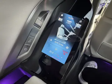 BMW 750e xDrive M Sport Pro TV Massage Lounge 21 B&W