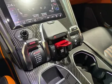 LAMBORGHINI Urus S CAM LEDER PANO B&O Sound 23