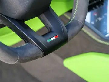 LAMBORGHINI Urus SE Verde Selvans  Big Interior Carbon Pack