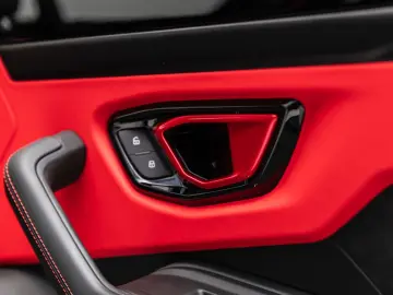 LAMBORGHINI Urus S Bang&Olufsen Panorama Qcittura