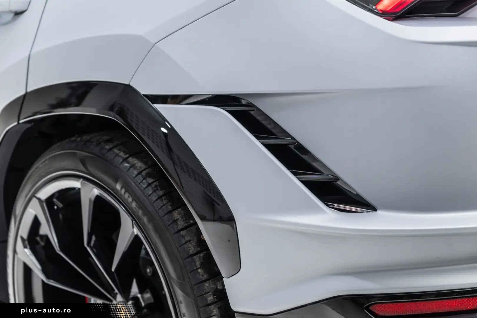 LAMBORGHINI Urus S Bang&Olufsen Panorama Qcittura