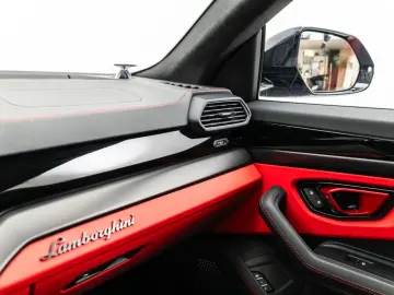 LAMBORGHINI Urus S Bang&Olufsen Panorama Qcittura