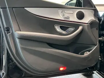 MERCEDES-BENZ E 300 de 4M