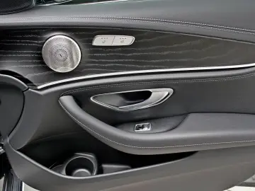 MERCEDES-BENZ E 300 d 4M