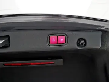 MERCEDES-BENZ E 300 d 4M