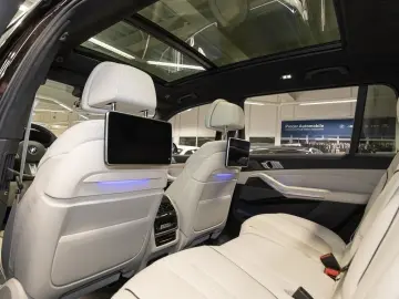 BMW X7 xDrive40i HuD Pano AHK Standheizg. Laser Mass