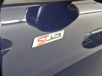 FORD Kuga 2.5 Duratec ST-Line X Navi LED Pano HuD AHK