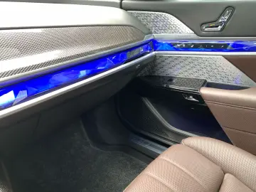 BMW 760 M760e xDrive B&W SKY LOUNGE