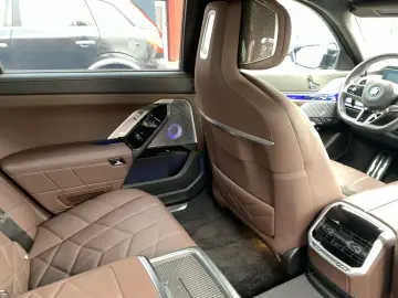 BMW 760 M760e xDrive B&W SKY LOUNGE