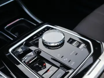 BMW 760 M760e xDrive B&W SKY LOUNGE