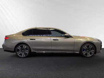 BMW 750e xDrive M Sport TV-Fond-Entertainment