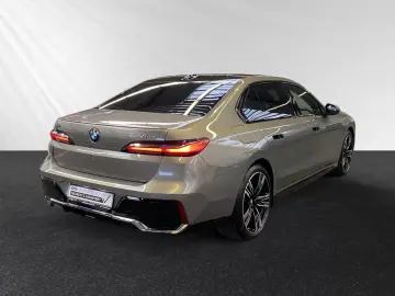 BMW 750e xDrive M Sport TV-Fond-Entertainment
