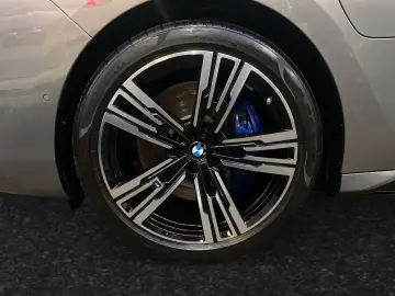 BMW 750e xDrive M Sport TV-Fond-Entertainment