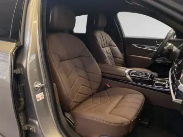 BMW 750e xDrive M Sport TV-Fond-Entertainment