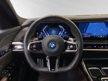 BMW 750e xDrive M Sport TV-Fond-Entertainment