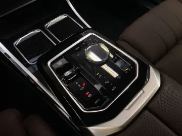 BMW 750e xDrive M Sport TV-Fond-Entertainment