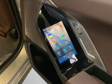 BMW 750e xDrive M Sport TV-Fond-Entertainment