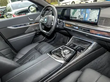 BMW 750e xDrive Pano DAP PAP Massage Iconic Glow Exe