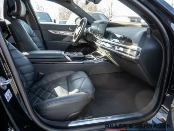 BMW 740d xDrive M-Sport STANDHZG PANO-SKY B&W