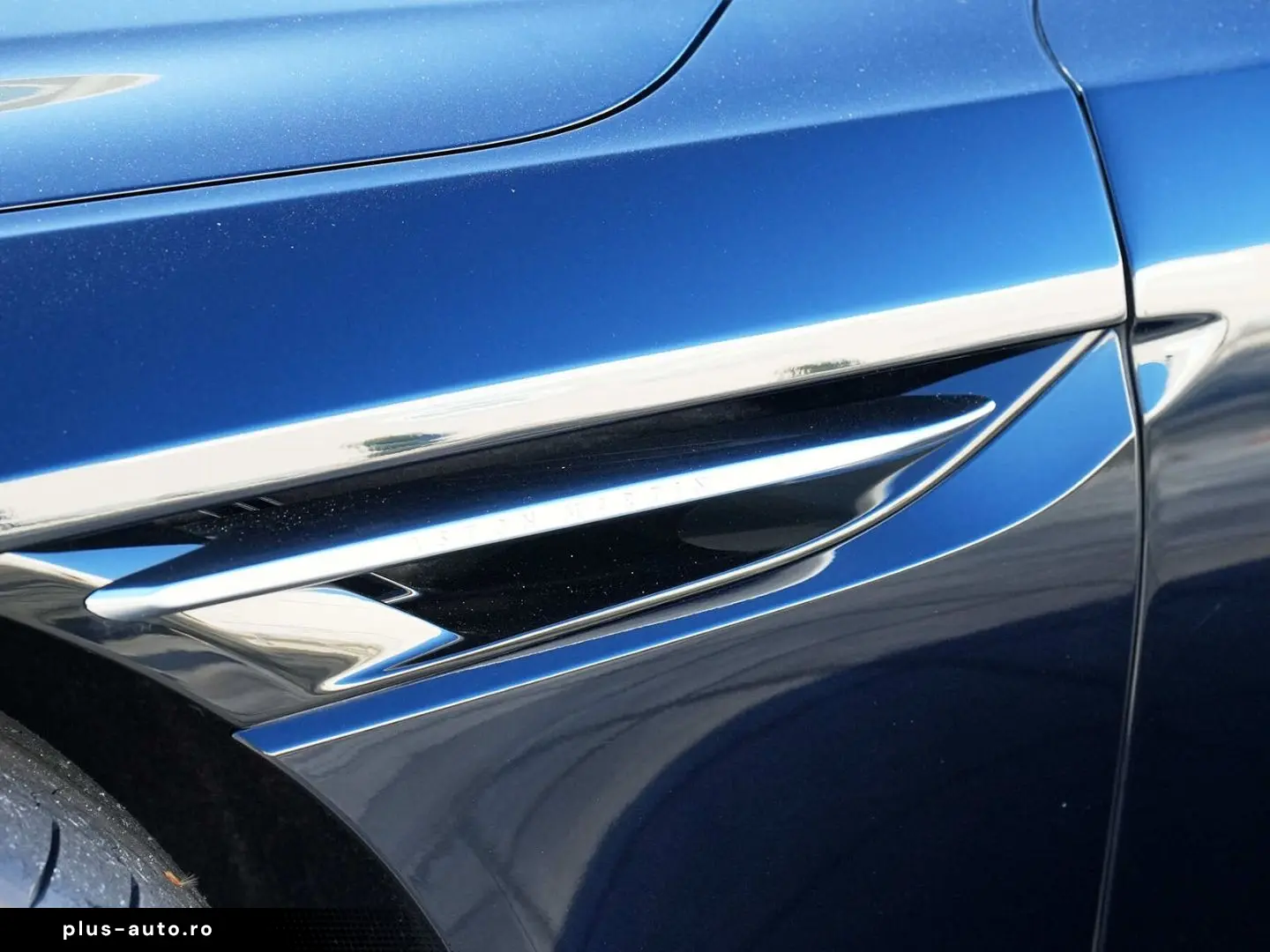 ASTON MARTIN DB12 Ultramarine Black   Oxford Tan