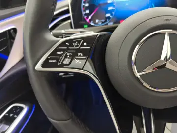 MERCEDES-BENZ E 300 de 4M Avantgarde Advanced Pano