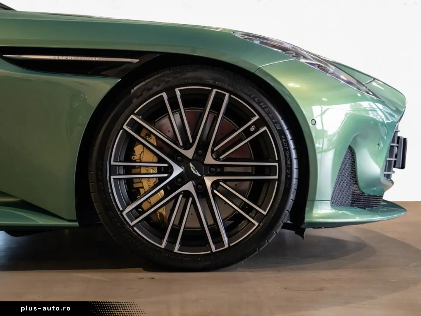 ASTON MARTIN DB12 Volante