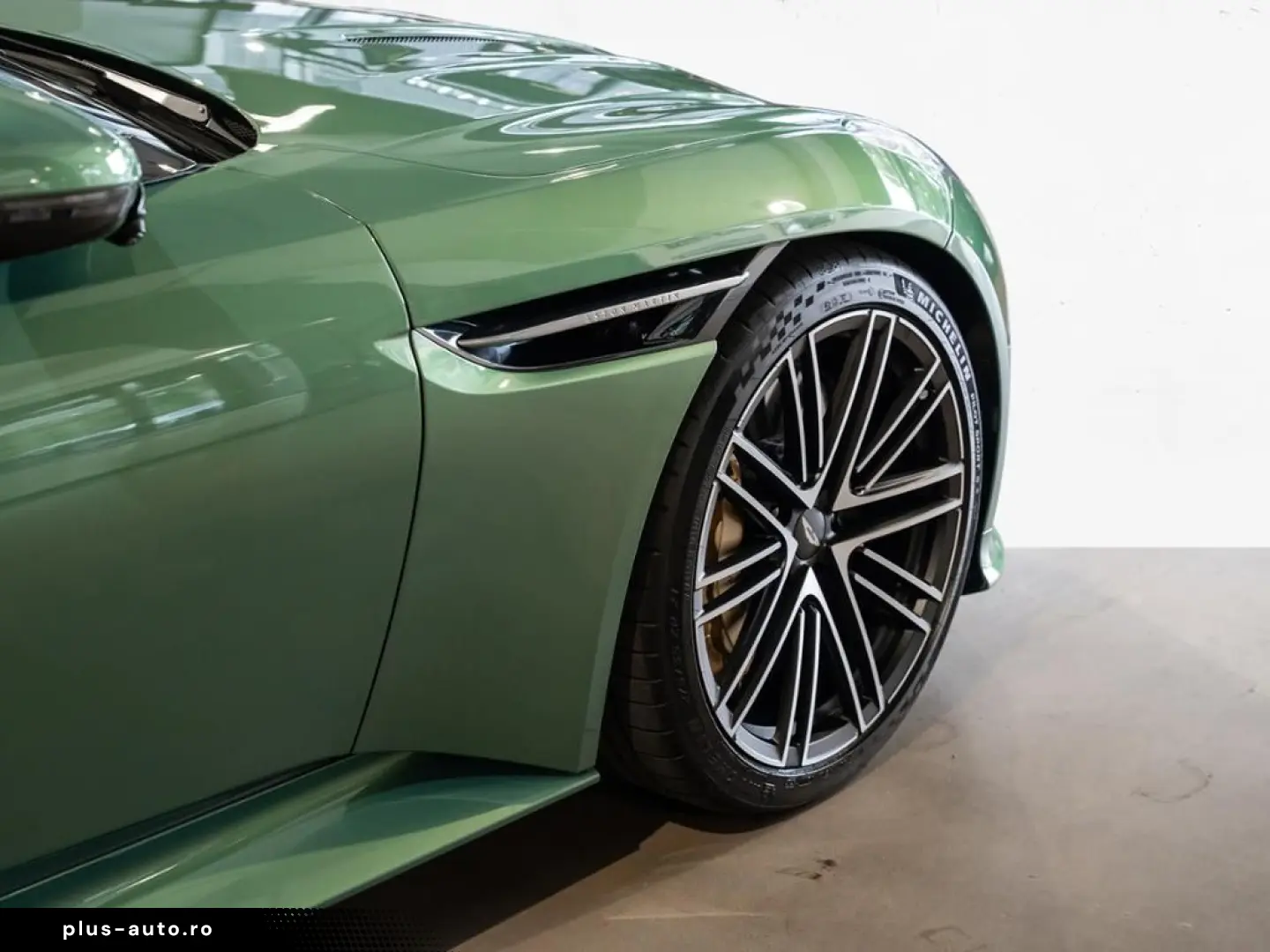 ASTON MARTIN DB12 Volante