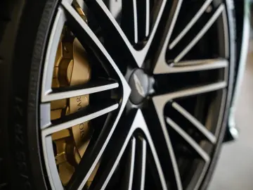 ASTON MARTIN DB12 Volante