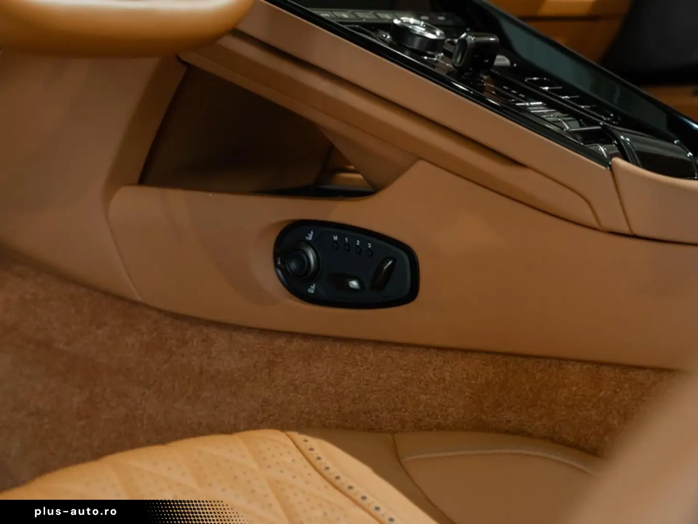 ASTON MARTIN DB12 Volante