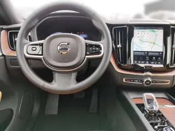 VOLVO XC60 B5 Ultra Dark AWD Luftfederung Bowers&Wilki