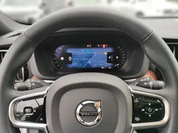 VOLVO XC60 B5 Ultra Dark AWD Luftfederung Bowers&Wilki