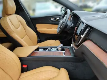 VOLVO XC60 B5 Ultra Dark AWD Luftfederung Bowers&Wilki