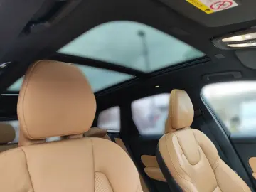 VOLVO XC60 B5 Ultra Dark AWD Luftfederung Bowers&Wilki