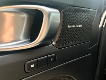 VOLVO XC 40 B3 Ultra Black Edition