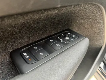 VOLVO XC 40 B3 Ultra Black Edition