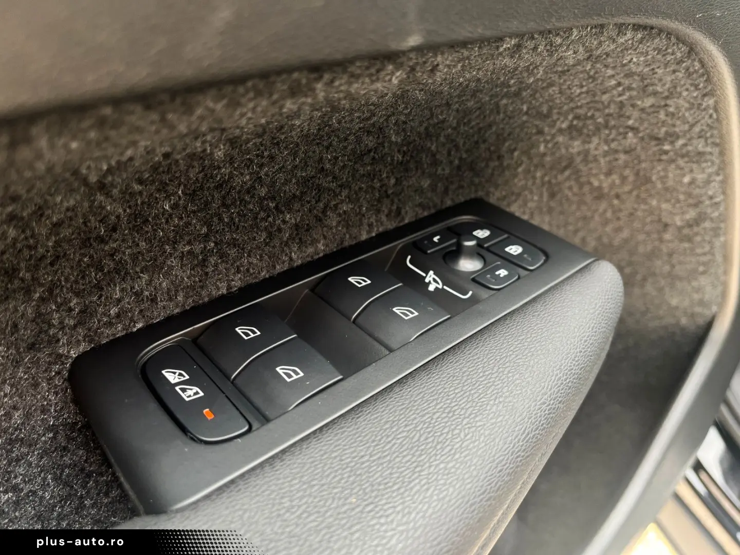 VOLVO XC 40 B3 Ultra Black Edition