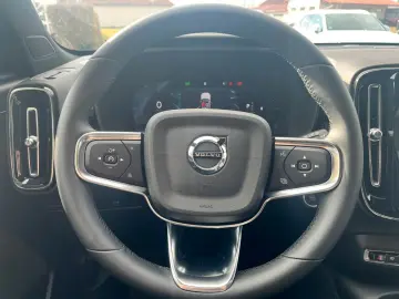 VOLVO XC 40 B3 Ultra Black Edition