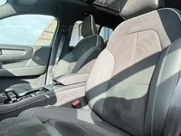 VOLVO XC 40 B3 Ultra Black Edition