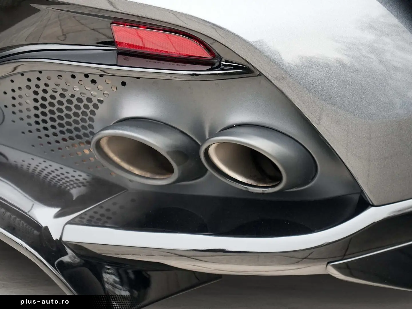 ASTON MARTIN DBX 707 Xenon Grey Onyx Black