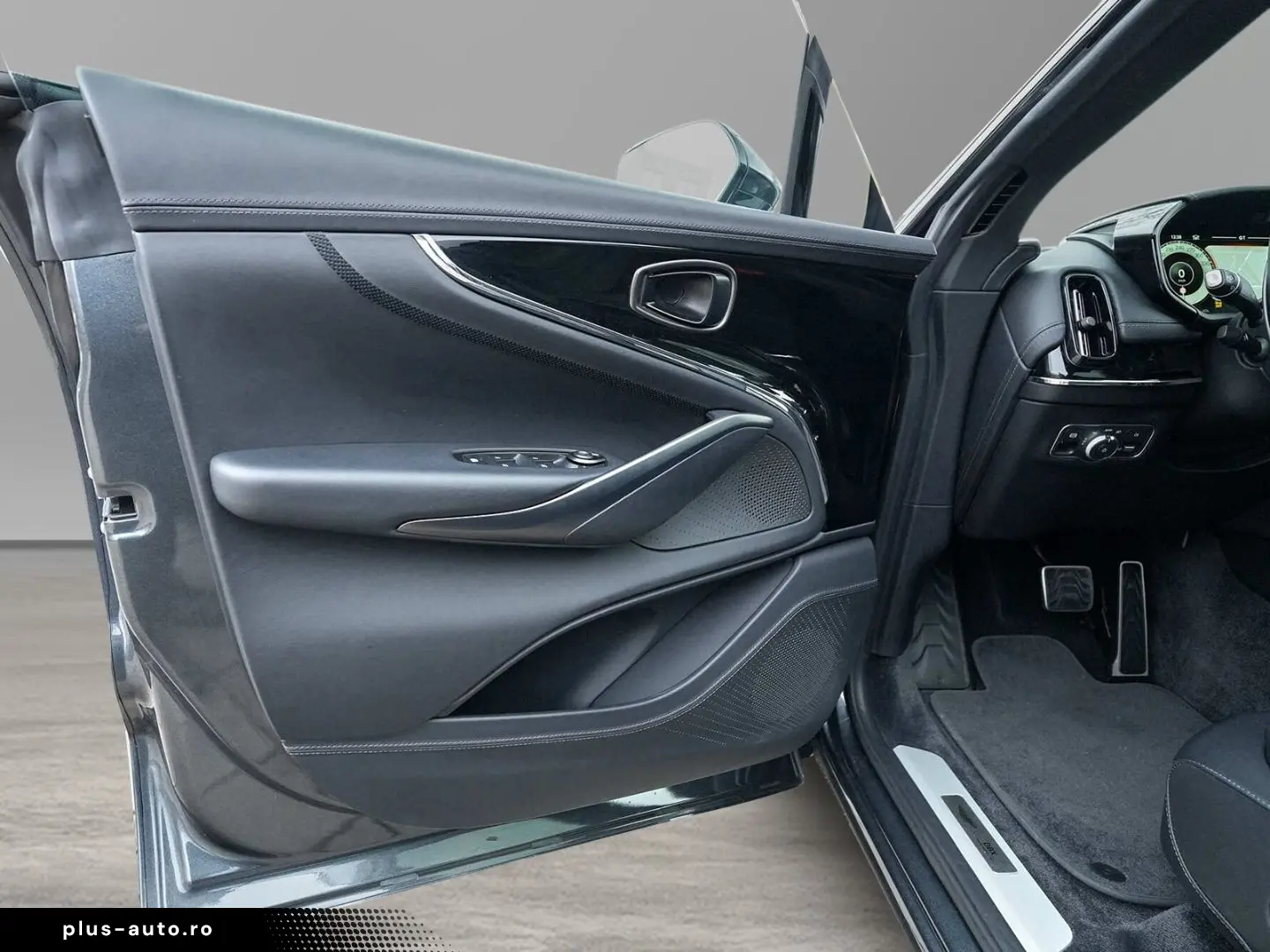 ASTON MARTIN DBX 707 Xenon Grey Onyx Black