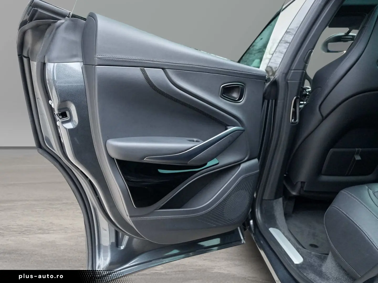 ASTON MARTIN DBX 707 Xenon Grey Onyx Black