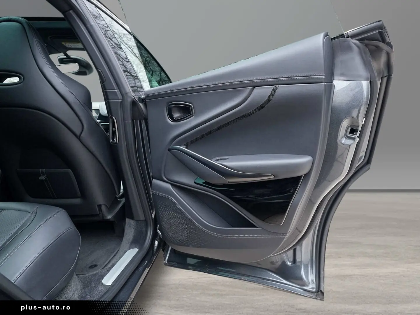 ASTON MARTIN DBX 707 Xenon Grey Onyx Black