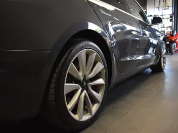 Tesla Model 3 Standard Reichweite Plus Hinterradantrieb