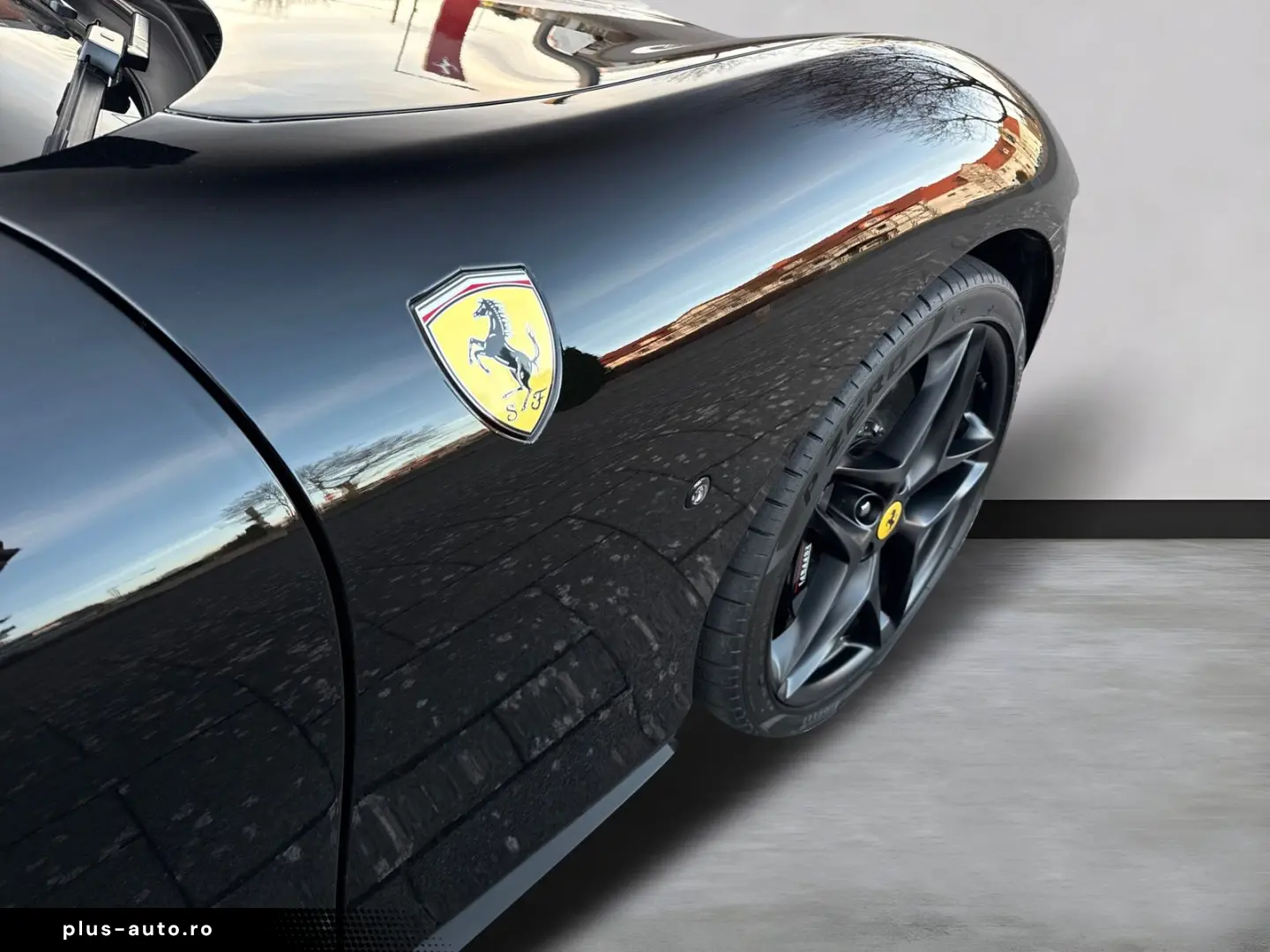 FERRARI Roma Spider  LED-Scheinwerfer 20 Zoll Felge