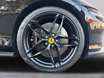 FERRARI Roma Spider  LED-Scheinwerfer 20 Zoll Felge