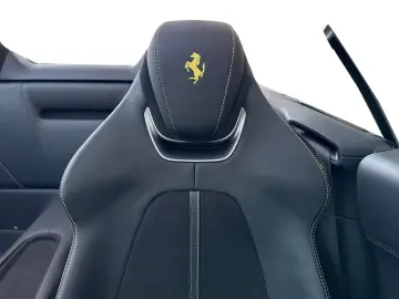 FERRARI Roma Spider  LED-Scheinwerfer 20 Zoll Felge